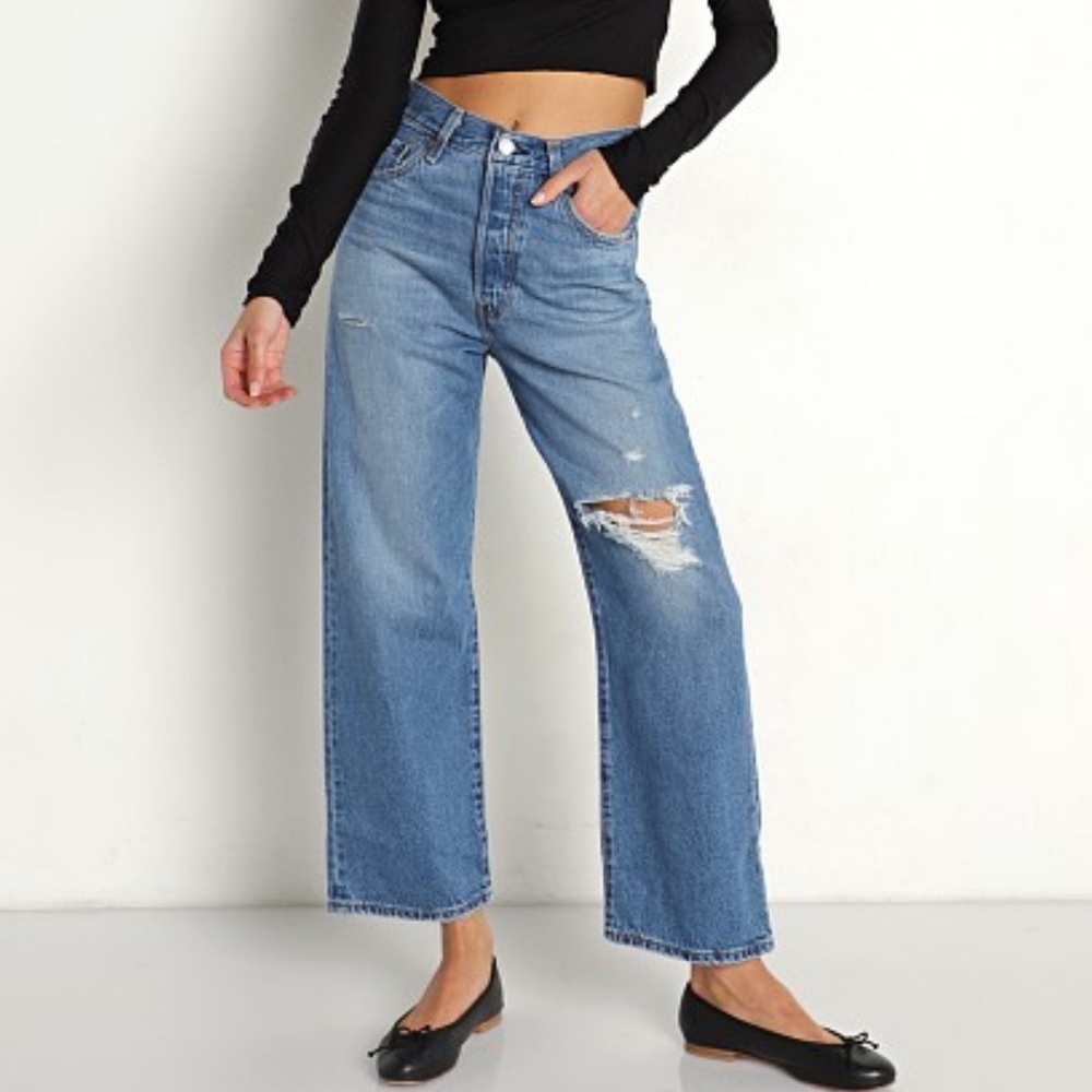 Levi’s Ribcage Straight Light Wash Distressed